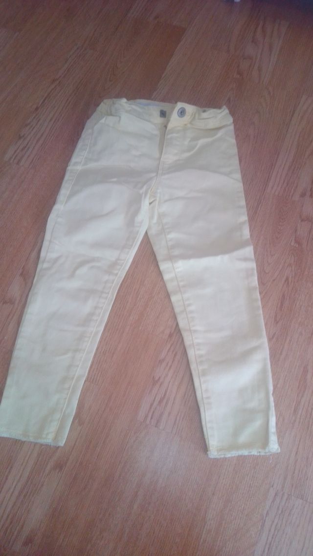 pantalón amarillo