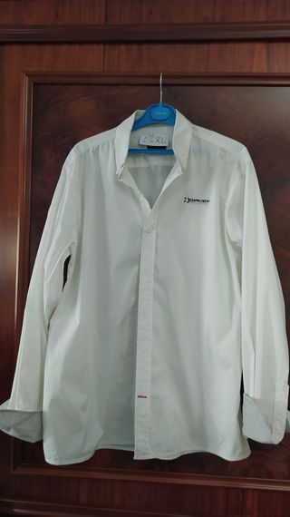 Camisa blanca juvenil. 
