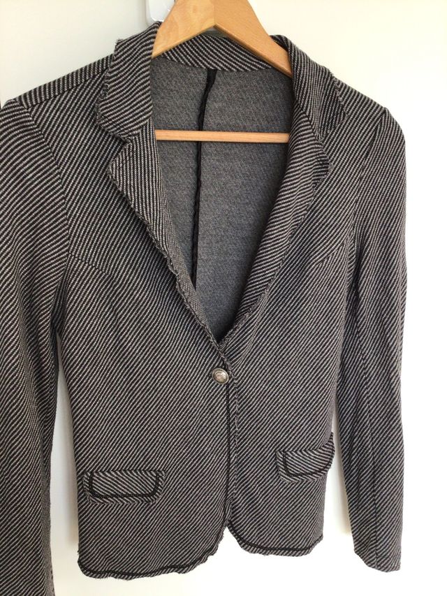 Chaqueta negra y blanca