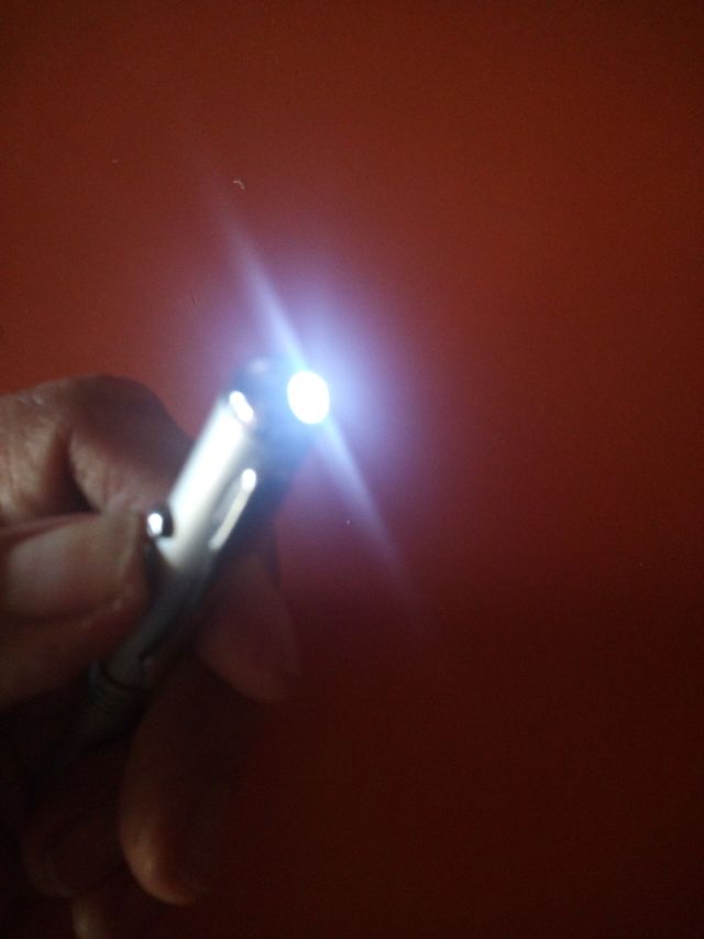 Bolígrafo con linterna y puntero