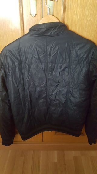 Anorak Benetton azul marino niño 11-12 años.