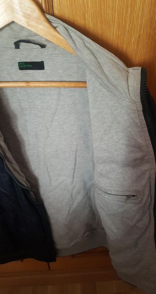 Anorak Benetton azul marino niño 11-12 años.