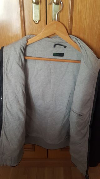 Anorak Benetton azul marino niño 11-12 años.