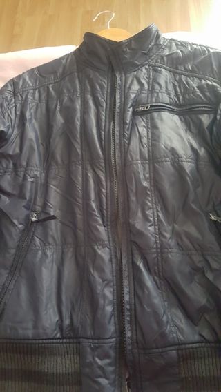 Anorak Benetton azul marino niño 11-12 años.