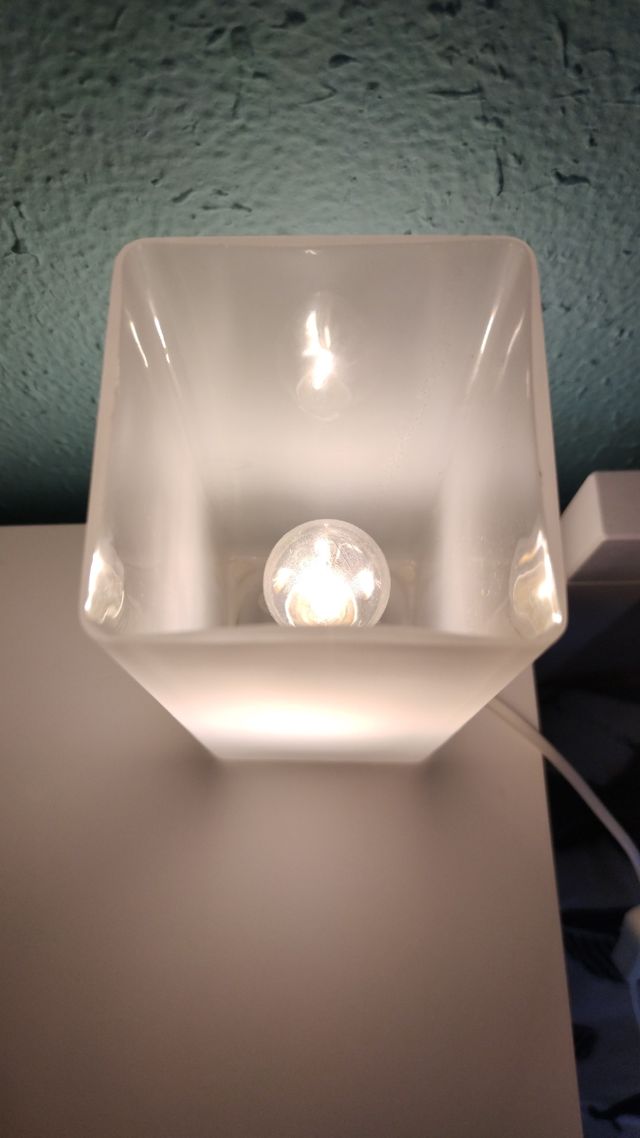 Lámpara IKEA de cristal esmerilado blanco.
