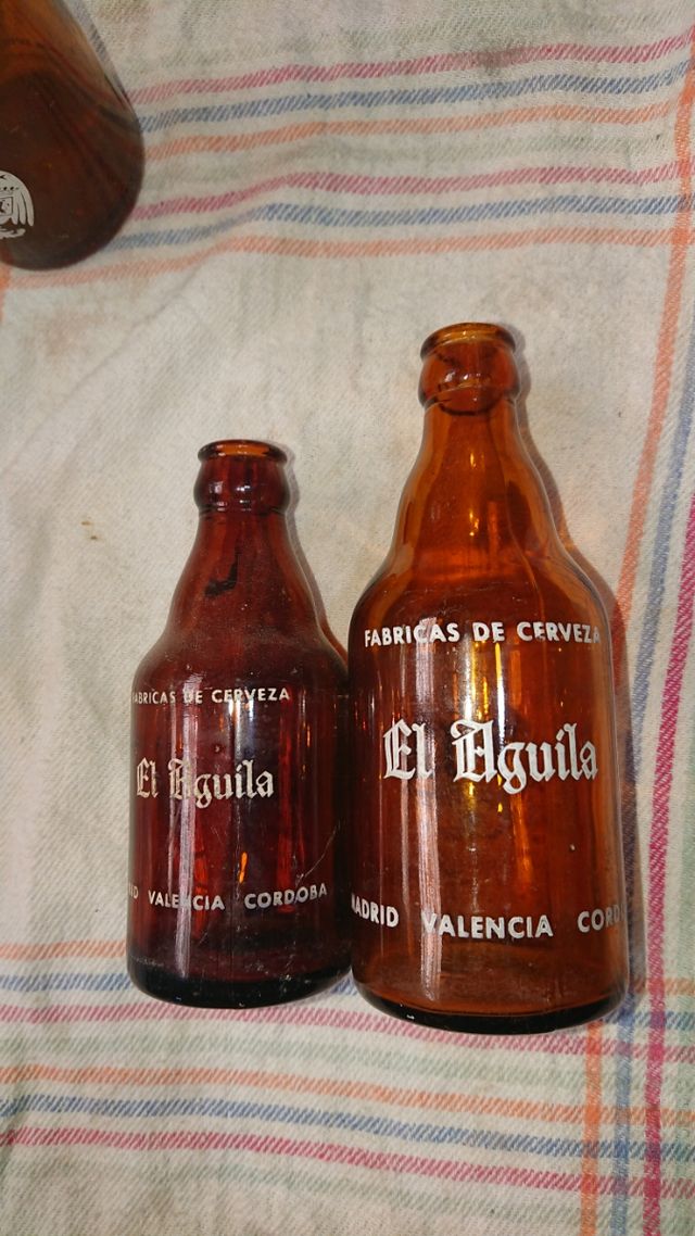 Dos botellas de cerveza quinto y tercio Aguila, de segunda mano por 10 EUR en Lillo del Bierzo