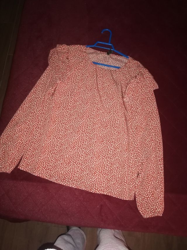 blusa con volantes en hombros