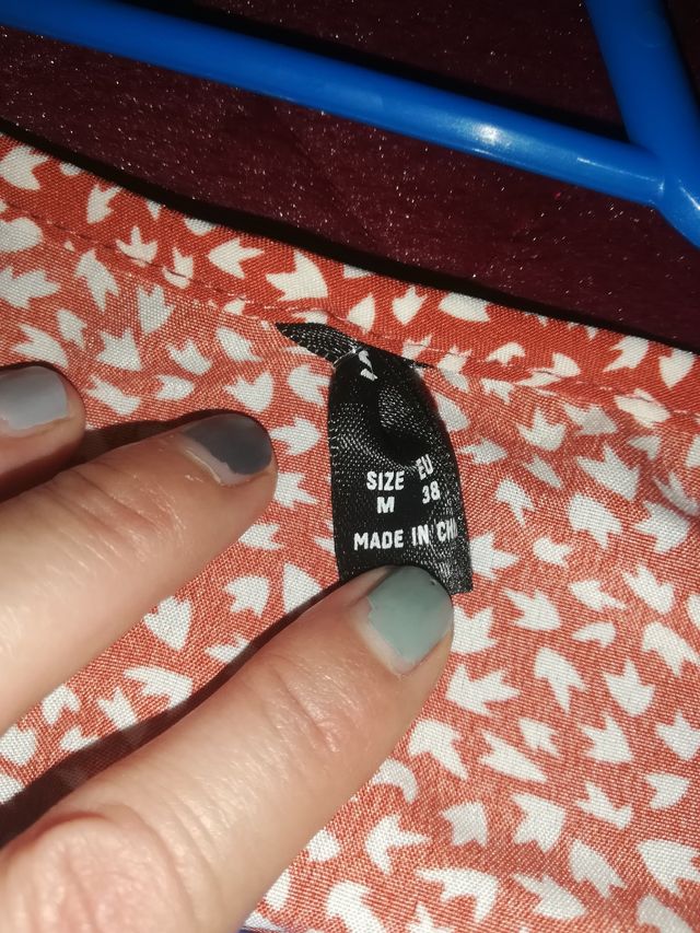 blusa con volantes en hombros