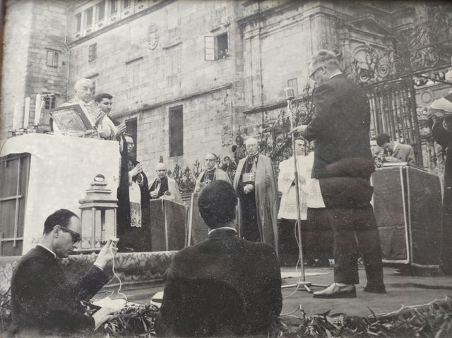 2 antiguas fotos, acto religioso Pz del Obradoiro