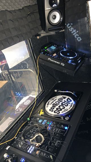 Alquiler Cdjs 2000 nexus 2 y mixer Xone 92