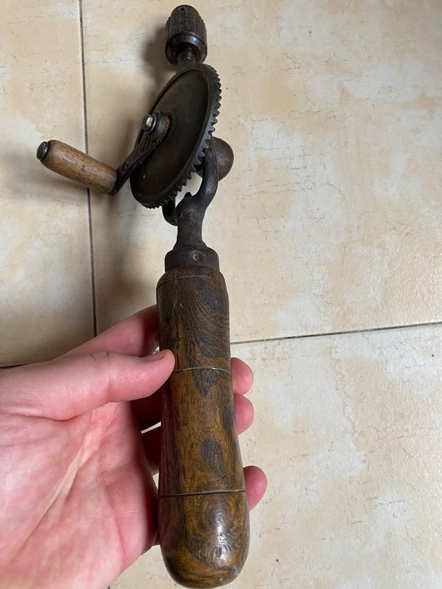 Taladro de mano antiguo
