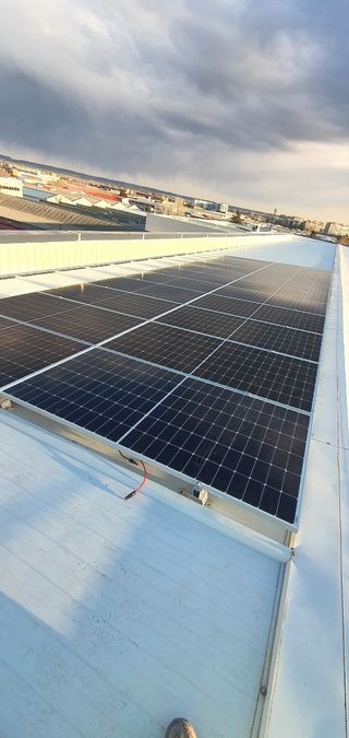 INSTALACIÓN FOTOVOLTAICA PANELES SOLARES 10kW TRIF