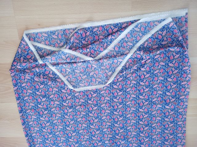 Muselina raya lurex rosa fondo azul