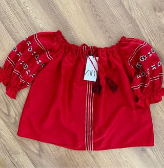 Blusa roja bordada