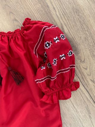 Blusa roja bordada
