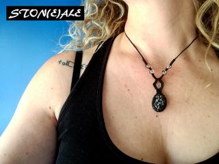 Collana girocollo in macrame con ossidiana