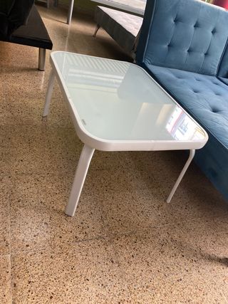 Mesa de centro blanca de terraza o jardín