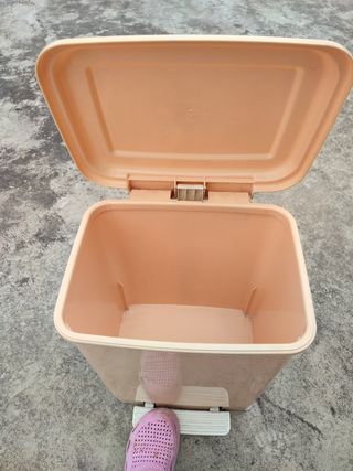 balde de lixo bege comprimento 50 cm largura 25 cm