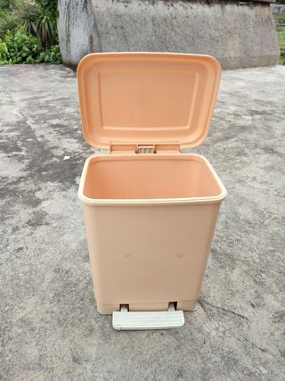 balde de lixo bege comprimento 50 cm largura 25 cm