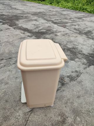 balde de lixo bege comprimento 50 cm largura 25 cm