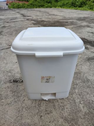 balde de lixo branco