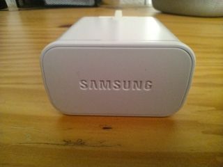 Cargador Samsung (inglés) y adaptador español