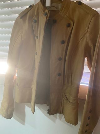 Cazadora de piel chica.