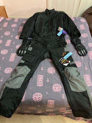 Equipación nueva sin estrenar para moto. Talla L.