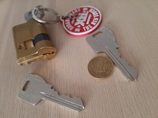 Bombin cerradura. Incluye tres llaves.