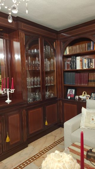 Gran mueble Caoba 4 sillas y una mesa centro.