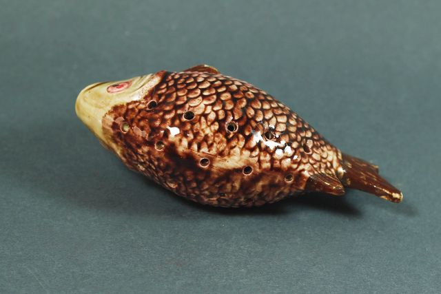 ANTIGUO PALILLERO CERÁMICO ESMALTADO, FORMA DE PEZ