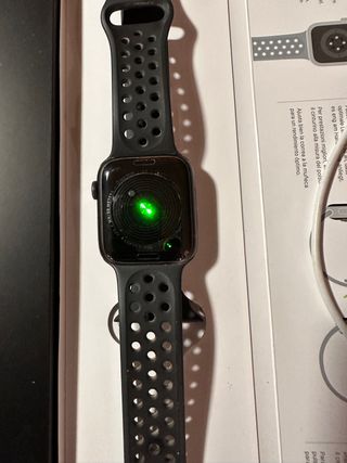 Se vende reloj de Apple con pantalla con un golpe