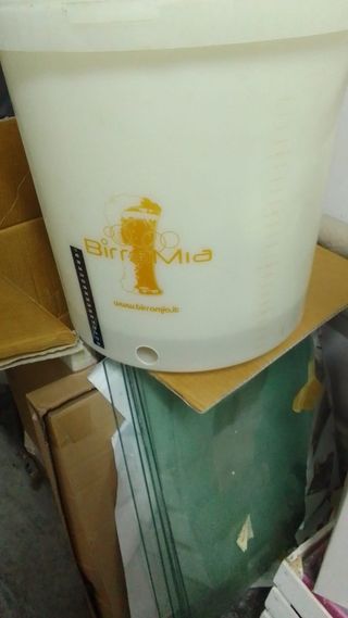 contenitore vuoto di birra 