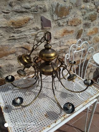 lámpara antigua de techo. Sin tulipas