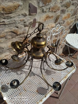 lámpara antigua de techo. Sin tulipas