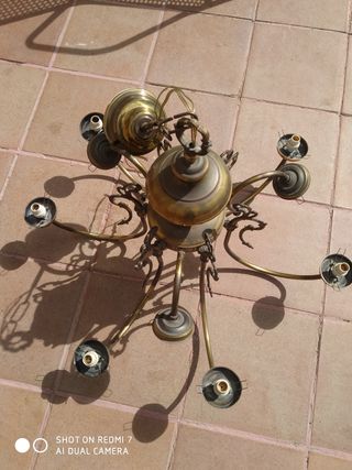 lámpara antigua de techo. Sin tulipas