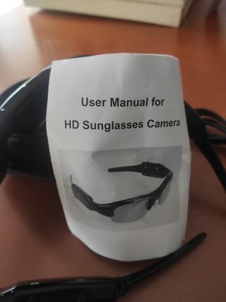 Gafas de sol con cámara incorporada. Tienen cable