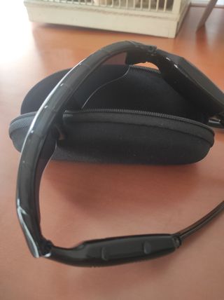 Gafas de sol con cámara incorporada. Tienen cable