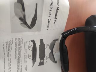 Gafas de sol con cámara incorporada. Tienen cable