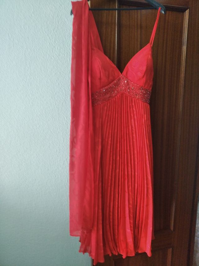 Vestido de ceremonia o fiesta rojo.