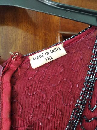 Top de pedrería fabricado en la India.