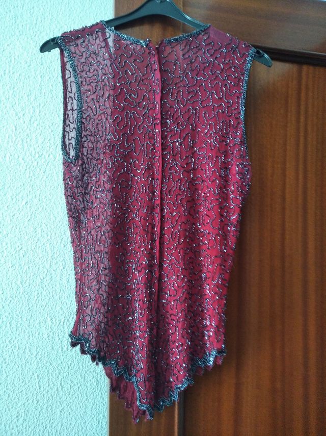 Top de pedrería fabricado en la India.