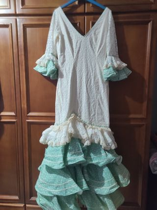 traje de flamenca verde y beig