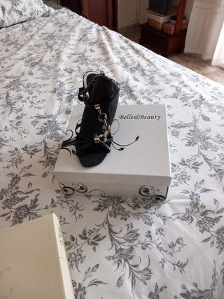 sandalia de tacon negra