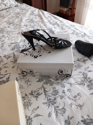 sandalia de tacon negra