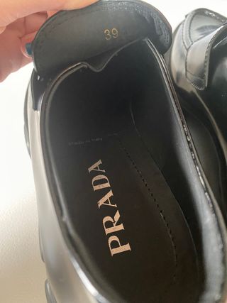 Mocasines Prada.