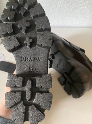 Mocasines Prada.