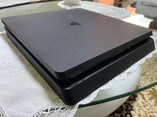 Vendo PS4 Slim de 1 TB con 4 juegos y 1 mando