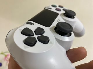 Vendo PS4 Slim de 1 TB con 4 juegos y 1 mando