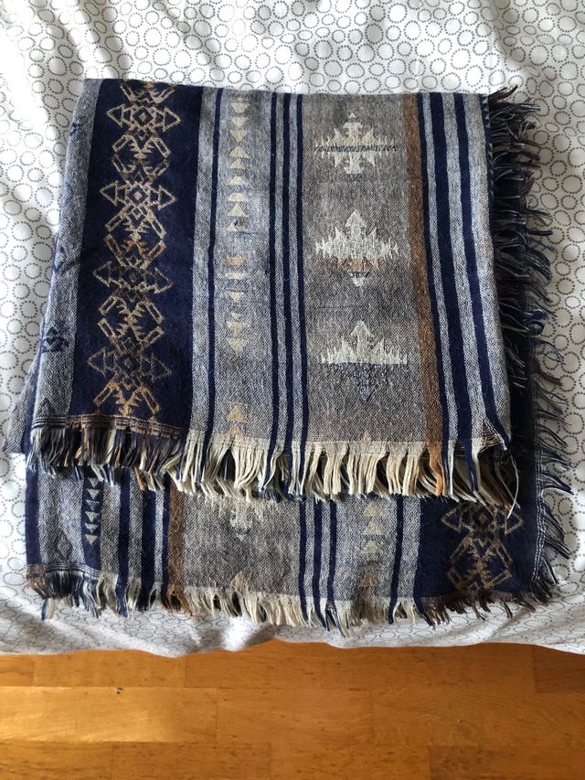 Pañuelo grande con dibujos aztecas